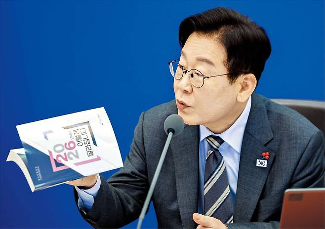 연합뉴스‘이렇게 달라집니다’ 책자 들어보이는 李대통령  이재명 대통령이 20일 청와대에서 열린 국무회의에서 회의 자료를 손에 들고 발언하고 있다. 이 대통령은 이날 “앞으로 추경(추가경정예산)을 할 기회가 있을 수 있는데, 문화예술 분야 예산을 잘 검토해 보라”고 말했다.