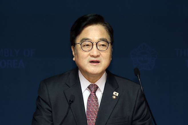 우원식 국회의장이 5일 서울 여의도 국회 사랑재에서 신년 기자회견을 하고 있다. /연합뉴스