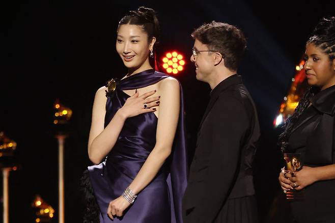 가수 이재(왼쪽)와 ‘골든’의 공동 작곡가 마크 소넨블릭이 1일 미국 캘리포니아 로스앤젤레스 피콕 극장에서 열린 제68회 그래미 어워드 시상식 무대에서 ‘베스트 송 리튼 포 비주얼 미디어’(Best Song Written For Visual Media) 부문 상을 받고 있다./AFP연합뉴스