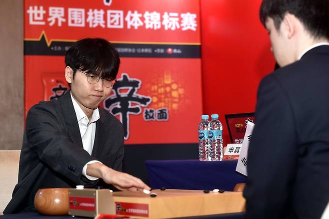 신진서(왼쪽) 9단이 5일 중국 선전 힐튼 선전 푸톈 호텔에서 열린 제27회 농심신라면배 세계바둑최강전 3차전 13국에서 중국의 왕싱하오 9단에게 174수 만에 백 불계승했다. /한국기원