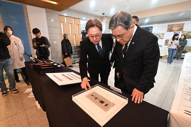 허민 국가유산청장(오른쪽)과 임종덕 국립문화유산연구원장이 5일 국립부여문화유산연구소에서 공개된 백제 관악기 횡적을 살펴보고 있다. /국가유산청