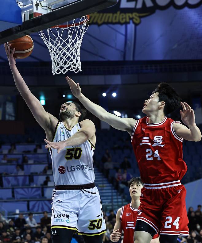 LG 아셈 마레이(왼쪽)가 5일 서울 삼성과 벌인 원정 경기에서 상대 신동혁의 수비를 피해 골밑 슛을 시도하고 있다. /뉴시스