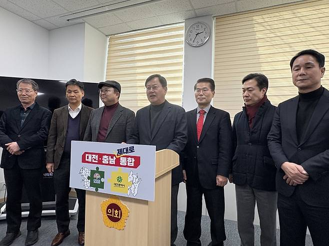 이은권 국민의힘 대전시당위원장과 당협위원장들이 5일 대전시의회 기자실을 찾아 더불어민주당의 대전충남 행정통합 특별법을 향한 강력 대응을 예고하고 있다. 최다인 기자