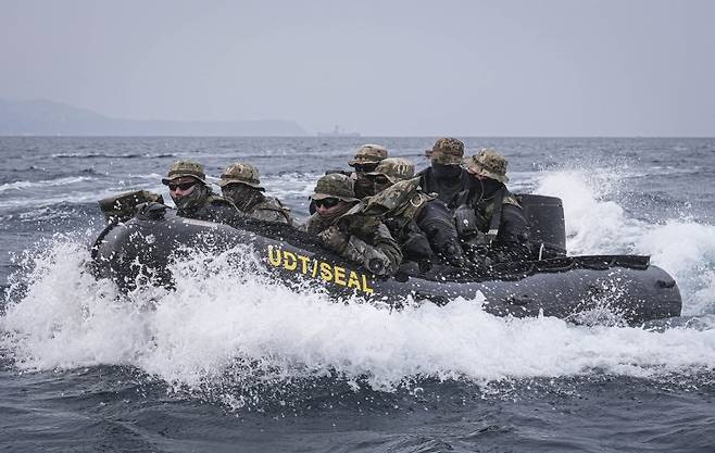 해군은 특수전전단 특전요원(UDT/SEAL)들이 지난 2일부터 강원도 동해안과 산악 일대에서 혹한기 훈련 중이라고 5일 밝혔다. 사진은 4일 동해안 일대에서 진행된 혹한기 훈련에 참여한 해군 특전요원들이 고무보트 장거리 항해 훈련을 하는 모습. 해군 제공