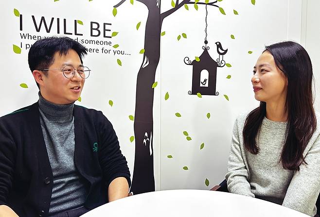 서울 자치구 최초로 동대문구(구청장 이필형)가 보낸 국외훈련을 마치고 올해 1월 복귀한 문광현 주무관(왼쪽)과 전태인 주무관이 구청 회의실에서 서울&의 인터뷰에 응답하고 있다.