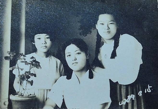박영희씨(왼쪽)의 1956년 모습. 맨 오른쪽은 언니 박정희, 가운데는 고종사촌 언니. 김도환 제공