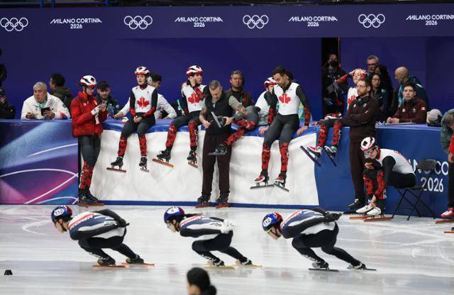 캐나다 쇼트트랙 대표팀 선수들이 4일 이탈리아 밀라노 아이스스케이팅 아레나에서 훈련을 받고 있는 한국 대표팀의 스케이팅 모습을 지켜보고 있다. 밀라노=뉴시스