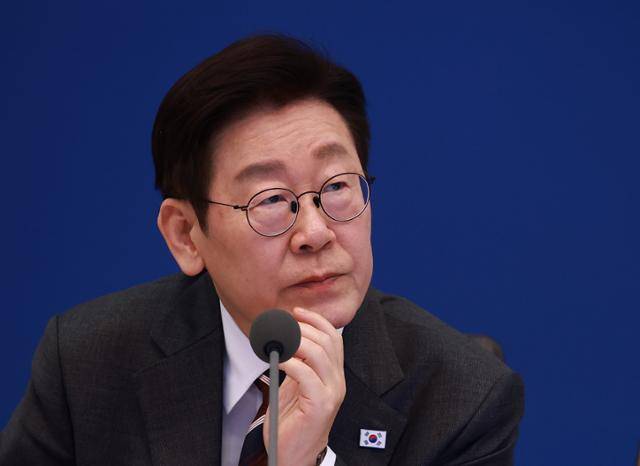 이재명 대통령이 3일 청와대 본관에서 열린 국무회의를 주재하던 중 생각에 잠겨 있다. 왕태석 선임기자