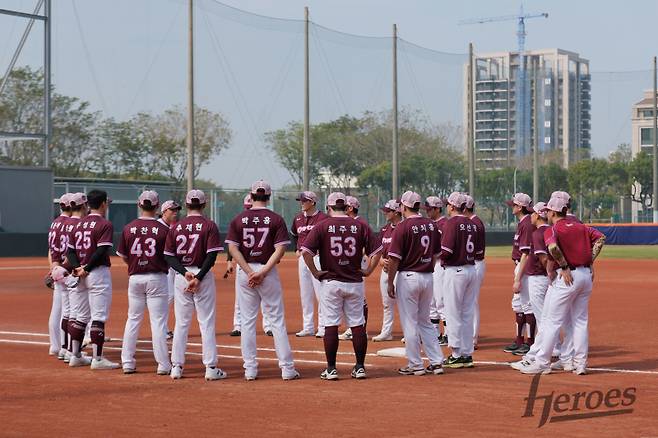 오전 훈련을 앞두고 대화를 나누고 있는 키움 히어로즈 선수들. 사진=키움 히어로즈