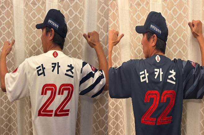 다카쓰 신고 롯데 자이언츠 어드바이저가 이틀 연속 롯데 유니폼을 입은 사진을 게재했다. [사진 다카쓰 신고 SNS 갈무리]