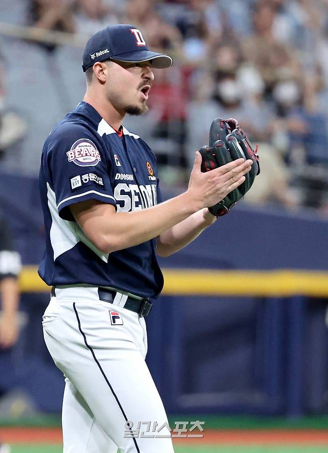 2024 KBO리그 프로야구 키움히어로즈와 두산베어스의 경기가 10일 오후 서울 고척스카이돔에서 열렸다. 1회말 무사 1루 김혜성을 병살로 처리하지 못하자 발라조빅이 내야진에 격려의 박수를 보내고 있다. 고척=김민규 기자 mgkim1@edaily.co.kr /2024.09.10/