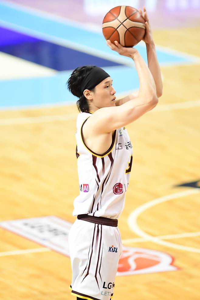 5일 서울 잠실실내체육관에서 열린 2025~26 프로농구 정규리그 서울 삼성전에서 외곽이 폭발한 장민국. KBL 제공