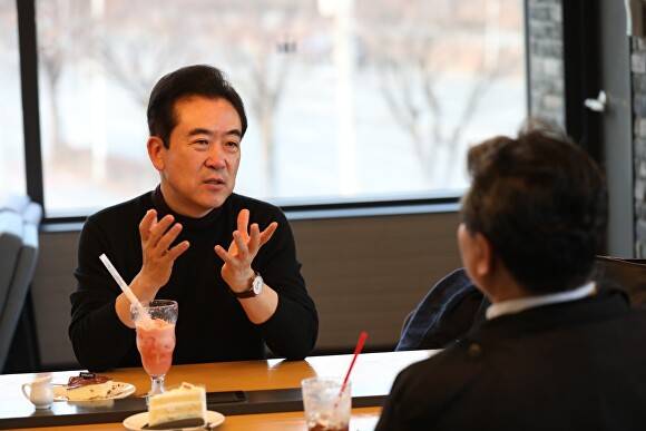 윤희근 전 경찰청장이 4일 <아이뉴스24>와 인터뷰를 하고 있다. 2026. 02. 04. [사진=윤희근 충북도지사 예비후보]