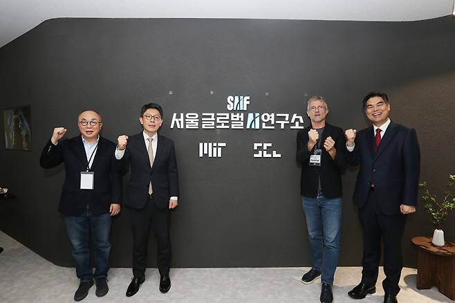 왼쪽부터 정송 카이스트 AI대학원장, 김병민 서울시 정무부시장, 카를로 라띠 MIT SCL 소장, 김만기 서울AI재단 이사장이 기념 사진을 찍고 있다. [사진=서울AI재단]