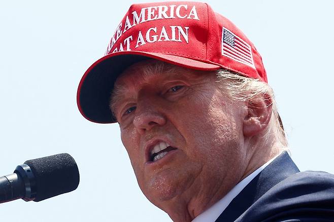 MAGA 모자를 쓴 도널드 트럼프 미국 대통령. 사진은 2023년 7월 캘리포니아 남부에서 트럼프가 유세할 때 모습. 로이터=연합뉴스