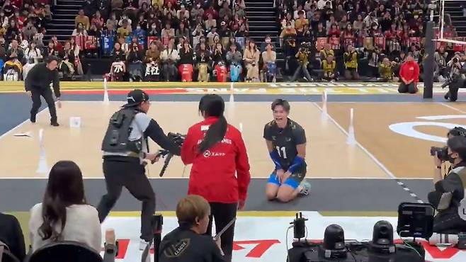 니시다가 거듭 심판에게 사과하는 장면. 사진 엑스 캡처