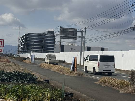 2022년 12월말 가동에 들어간 구마모토 TSMC 제1공장 바로 옆으로 제2공장을 건설하기 위해 토지 조성 공사가 진행 중이다. 제1 공장이 1.5배 규모에 달하는 제2공장은 오는 2027년 말 가동을 목표로 건설되며, 일본 정부로부터 7320억엔(약 6조8300억원)의 지원이 이뤄진다. 구마모토= 김현예 특파원