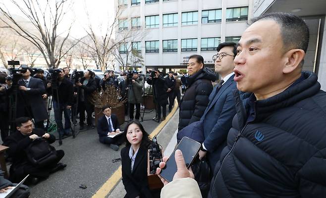 정치자금법 위반 등 혐의로 재판에 넘겨진 '정치 브로커' 명태균 씨가 5일 오후 경남 창원 성산구 창원지방법원에서 열린 1심 선고 공판에서 무죄를 선고받은 후 법정을 나서며 취재진 질문에 답하고 있다.  다만 재판부는 명 씨의 증거은닉 교사 혐의에 대해서는 유죄로 인정해 징역 6개월에 집행유예 1년을 선고했다. 뉴스1