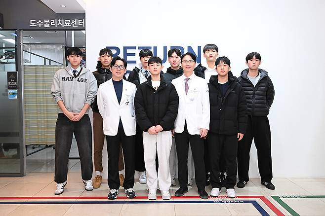 ▲&nbsp;뒷줄 좌로부터 남현우(용산중), 박진우(안남중), 이승민(용산중), 이승현(화봉중), 강태영(임호중), 정율(천안성성중), 서연호(전주남중), 김진수 원장, 김동우(화봉중), 김상범 원장