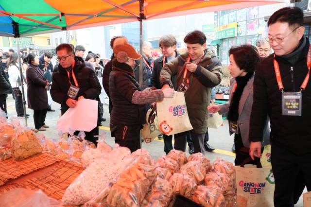 ▲ 김진태 도지사를 비롯해 엄윤순 도의회 농림수산위원장, 김만호 도 경제국장, 윤인재 인제부군수, 관계 공무원 등 50여 명은 인제5일장이 열린 4일 인제전통시장에서 설명절 전통시장 장보기 행사와 물가안정 캠페인을 벌였다.  강원도 제공