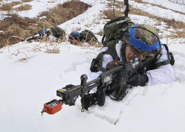 ▲ 육군 제7보병사단은 강추위 속에서 전투 수행 능력을 극대화하기 위해 혹한기 훈련을 실시하고 있다.
