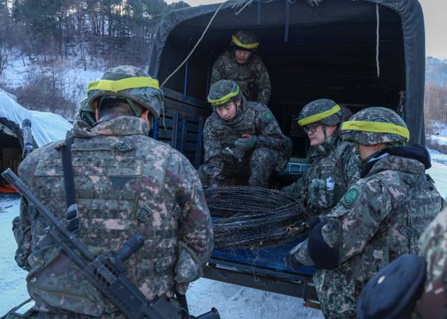 ▲ 육군 제7보병사단은 강추위 속에서 전투 수행 능력을 극대화하기 위해 혹한기 훈련을 실시하고 있다.