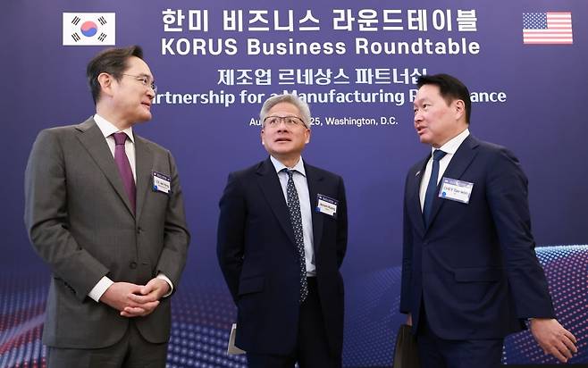 이재용 삼성전자 회장과 최태원 대한상공회의소 회장 겸 SK그룹 회장이 25일(현지시간) 미국 워싱턴DC 윌라드 호텔에서 열린 한미 비즈니스 라운드 테이블 리셉션에서 젠슨 황 엔비디아 최고경영자(CEO)와 대화하고 있다. 2025.8.26 / 사진=연합