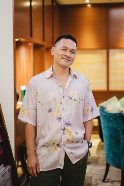 <셔터우의 세 자매>는 대만의 젊은 거장이라 불리는 작가 천쓰홍이 자신의 고향 장화현의 시골 마을 용징, 위안린, 셔터우를 배경으로 집필한 ‘장화현 삼부작’의 마지막 작품이다. 옛것과 새것이 불안하게 교차하는 시골이라는 공간에서 세 자매의 이야기가 기이하고 환상적으로 펼쳐진다. 민음사 제공