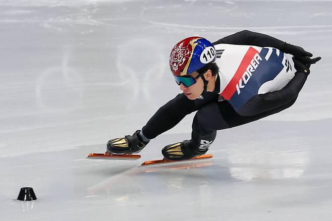 Short track speed skater Hwang Dae-heon trains at Milano Ice Skating Arena in Milan, Italy on Feb. 2. [YONHAP]