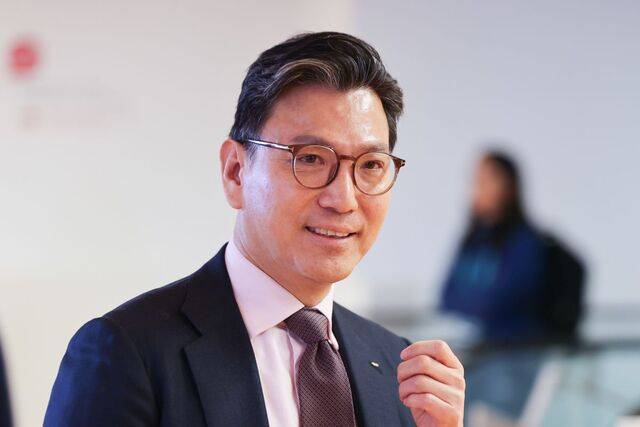 김재열 국제빙상경기연맹(ISU) 회장이 이탈리아 밀라노에서 4일(현지시간) 열린 국제올림픽위원회(IOC) 총회에서 휴식 시간에 이동하고 있다. 김 회장은 이날 IOC 집행위원에 당선됐다. 연합뉴스