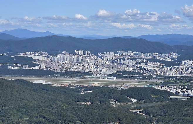 청계산(매바위)에서 바라본 성남 서울공항. [배한철 기자]