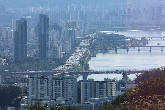 서울 남산에서 바라본 한강과 아파트 단지들. [연합뉴스]