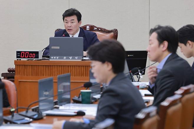 윤영석 국회 연금개혁특별위원회 위원장이 5일 오전 국회에서 열린 전체회의에서 발언을 하고 있다. [사진 출처 = 연합뉴스]