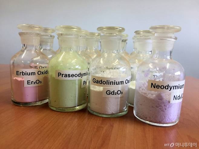 희토류 광물이 담긴 유리병들. (자료사진) /사진=(래버턴 로이터=뉴스1) 강민경 기자