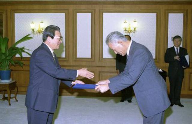 1993년 장인숙(오른쪽) 방송통신대 초대 총장이 황인성 총리로부터 임명장을 받고 있다.  자료사진