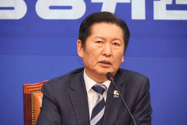 정청래 더불어민주당 대표가 3일 오후 서울 여의도 국회에서 ‘1인1표제’ 당헌 개정안 중앙위원회 가결에 대한 기자회견을 하고 있다. 뉴시스