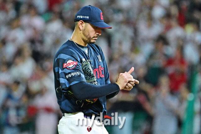 5일 인천 SSG랜더스필드에서 열린 '2025 신한 SOL BANK KBO리그' 롯데 자이언츠와 SSG 랜더스 경기. 롯데 선발 벨라스케즈가 3회말 무사 1루에 보크를 범하고 다시 투구 준비를 하고 있다./마이데일리