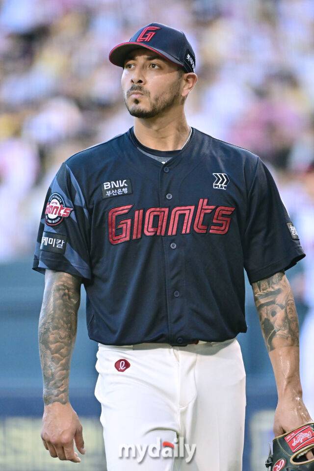 19일 서울 잠실야구장에서 열린 '2025 신한 SOL BANK KBO리그' 롯데 자이언츠와 LG 트윈스 경기. 롯데 벨라스케즈가 수비를 마치고 더그아웃으로 들어서고 있다./마이데일리