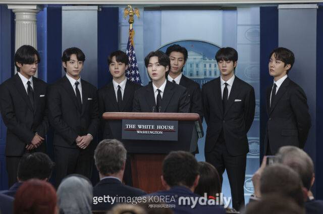 그룹 방탄소년단이 미국 백악관에서 열린 정례 브리핑 연설을 하고 있다. / 게티이미지코리아