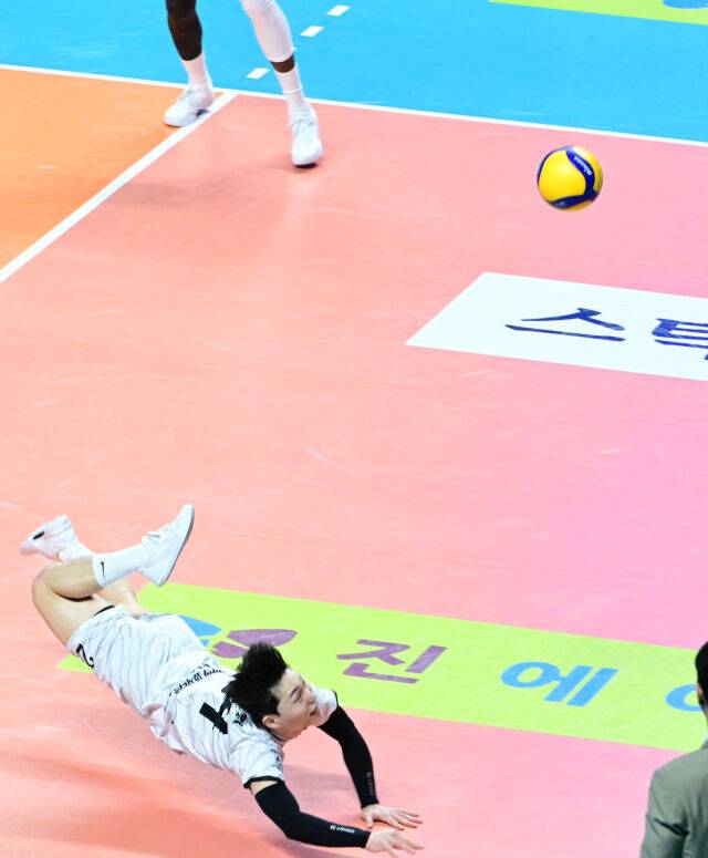 한국전력 장지원이 몸일 날리는 디그를 시도하고 있다. / 한국배구연맹(KOVO)