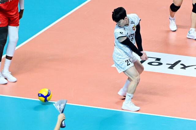 장지원이 상대 선수의 서브가 라인을 넘어가는 모습을 바라보고 있다. / 한국배구연맹(KOVO)