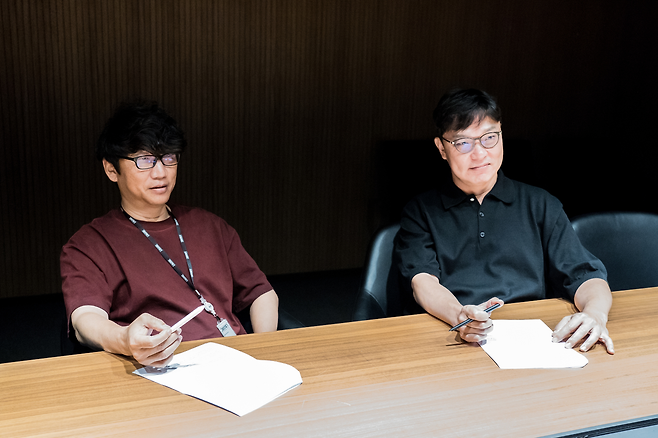 지난해 본지 기자와 만난 강종익(왼쪽) 덱스터 대표와 김욱 대표 [덱스터 제공]