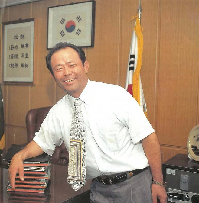 중흥건설 본사에서 직접 회계장부를 챙기던 고 정창선 회장. 고인의 책상에는 늘 ‘36개월짜리 현금흐름표’가 붙어있을 정도로 자금관리에 철저했다. [중흥그룹 제공]