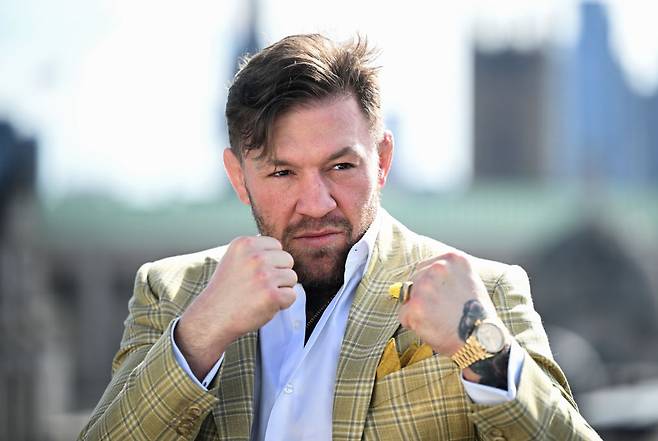 2024년 영국에서 파이팅 포즈로 촬영에 응하는 코너 맥그리거 [게티이미지]