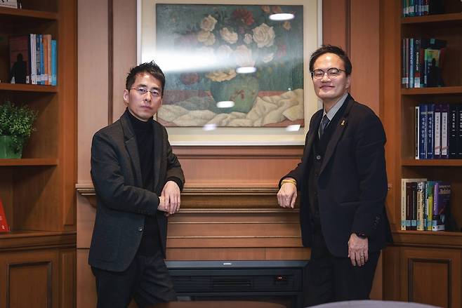 박주민(오른쪽) 더불어민주당 의원과 그의 정책 멘토인 김종진 일하는시민연구소 소장이 사진 촬영을 하고 있다. [박주민 의원실 제공]