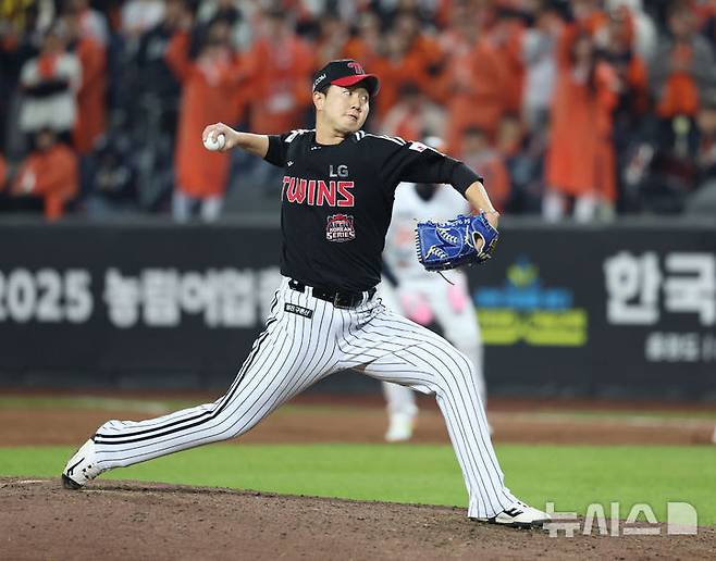[대전=뉴시스] 조성우 기자 = 30일 대전 중구 한화생명볼파크에서 열린 2025 KBO 한국시리즈 4차전 LG 트윈스와 한화 이글스의 경기, LG 투수 유영찬이 한회 9회말 공격 때 등판해 역투하고 있다. 2025.10.30. xconfind@newsis.com