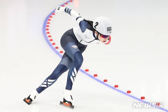 [강릉=뉴시스] 황준선 기자 = 25일 강원 강릉 스피드스케이팅 경기장에서 열린 2024 강원동계청소년올림픽 대회 스피드스케이팅 혼성 계주 준결승전에서 한국 임리원이 역주하고 있다. 2024.01.25. hwang@newsis.com