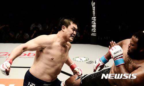 [서울=뉴시스]2017년 강원도 원주 종합체육관에서 열린 'XIAOMI ROAD FC 041'에 출전한 명현만(왼쪽)이 크리스 바넷을 타격을 하는 모습. 2017.08.13. (사진=로드FC 제공) photo@newsis.com