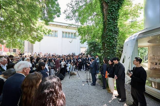 2025년 베니스비엔날레 제19회 국제건축전 한국관 전시가 10일(현지시각) 이탈리아 베니스에서 공식 개막했다. (사진=한국문화예술위원회 제공) *재판매 및 DB 금지