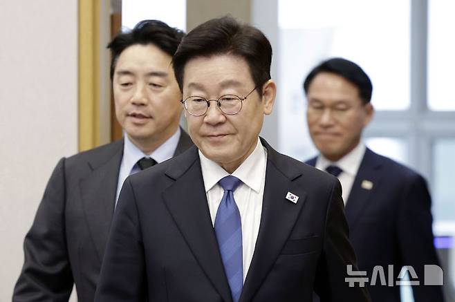 [서울=뉴시스] 최동준 기자 = 이재명 대통령이 5일 청와대에서 열린 수석보좌관회의에 입장하고 있다. 2026.02.05. photocdj@newsis.com